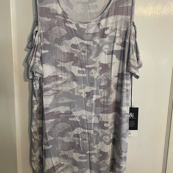 Rock & Republic Gray Camouflage Cold Shoulder Short Sleeve Tee - Picture 1 of 5